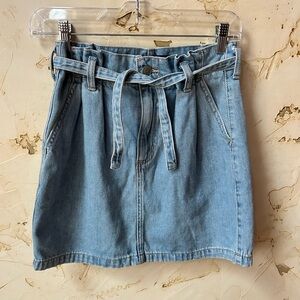 Hollister Denim Mini Skirt Size 1 Light Wash Belted Jean Mini Skirt 😎